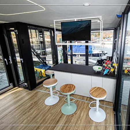 La Dolce Vita House Boat Lisanza